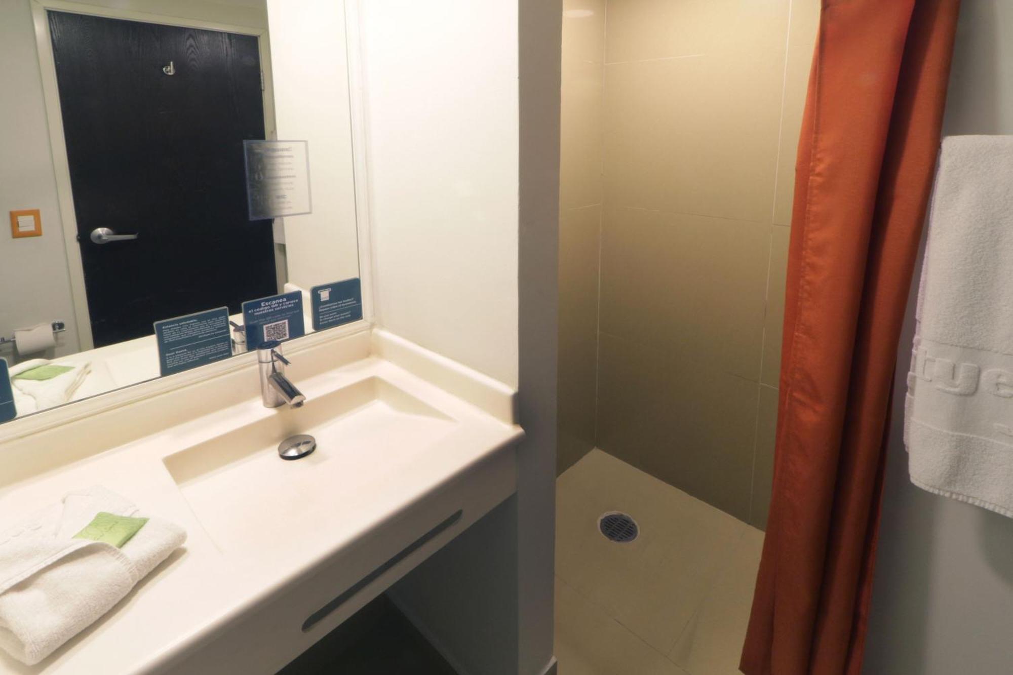 City Express Junior By Marriott Toluca Aeropuerto Eksteriør billede